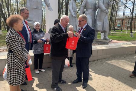 Руководитель фракции КПРФ в Мособлдуме Александр Наумов поздравил детей войны в Кашире с Днём Победы