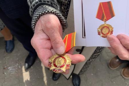 Руководитель фракции КПРФ в Мособлдуме Александр Наумов поздравил детей войны в Кашире с Днём Победы