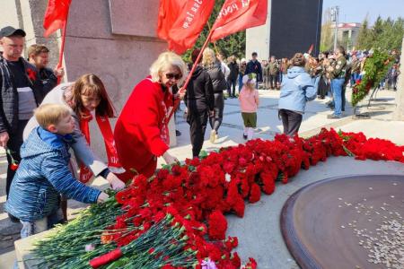 В Новосибирске огромное Знамя Победы пронесли к Монументу Славы