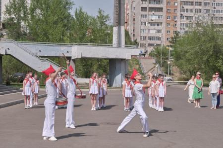 Красноярские коммунисты провели пионерскую линейку в лицее № 12 и концерт в краевом Дворце пионеров