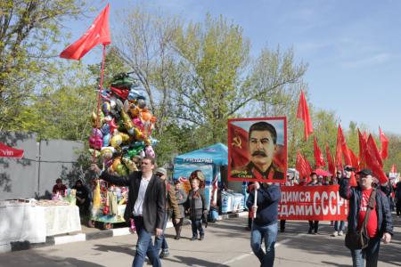 Саратов. Цвет Победы красный!