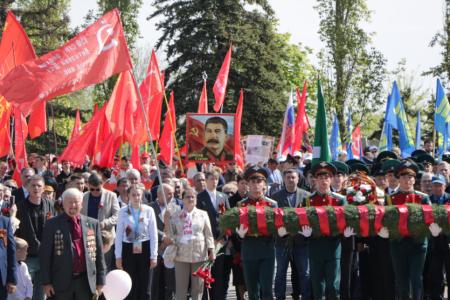 Саратов. Цвет Победы красный!