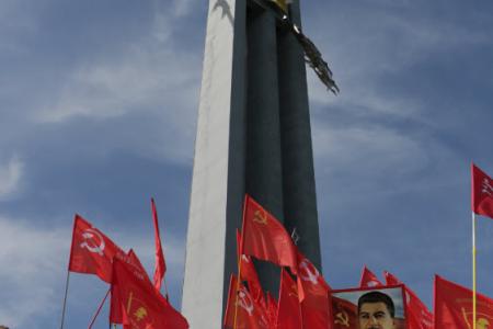 Саратов. Цвет Победы красный!