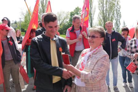 Саратов. Цвет Победы красный!