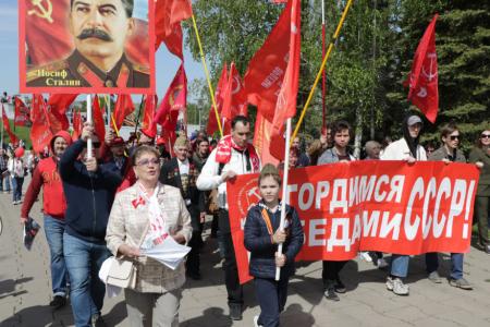 Саратов. Цвет Победы красный!