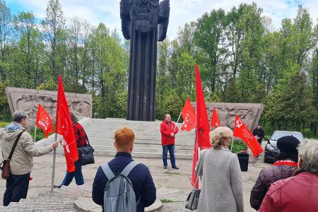 Иваново. Цветы борцам за рабочее дело в годовщину создания Первого совета