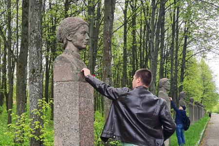 Иваново. Цветы борцам за рабочее дело в годовщину создания Первого совета