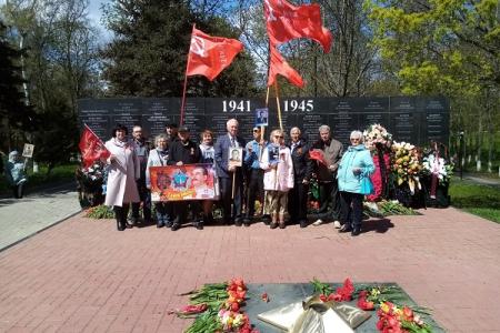 Орловские коммунисты приняли участие в шествии «Бессмертного полка»