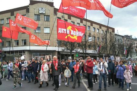 Новгородские коммунисты прошли торжественным маршем в колонне "Бессмертного полка"