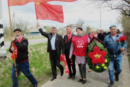 Новгородские коммунисты прошли торжественным маршем в колонне Бессмертного полка