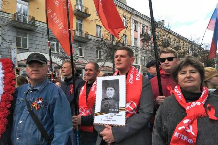 Новгородские коммунисты прошли торжественным маршем в колонне Бессмертного полка