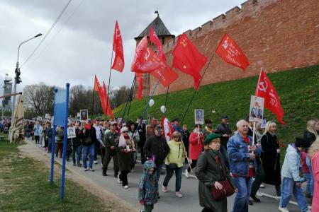 Новгородские коммунисты прошли торжественным маршем в колонне Бессмертного полка