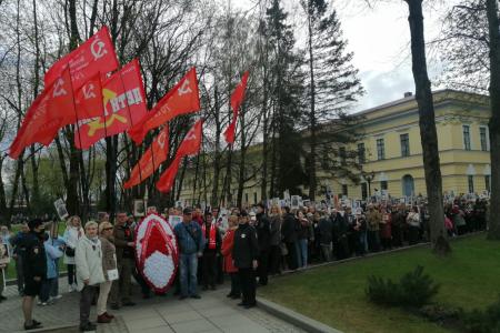 Новгородские коммунисты прошли торжественным маршем в колонне "Бессмертного полка"