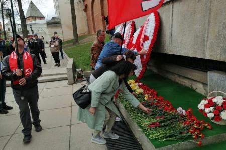 Новгородские коммунисты прошли торжественным маршем в колонне "Бессмертного полка"