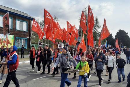 Республика Тува. Коммунисты и комсомольцы приняли участие в шествии бессмертного полка