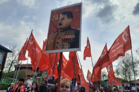 Республика Тува. Коммунисты и комсомольцы приняли участие в шествии бессмертного полка