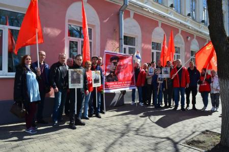 Вологда. Активисты КПРФ приняли участие в шествии «Бессмертного полка»