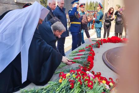 В Новосибирске огромное Знамя Победы пронесли к Монументу Славы