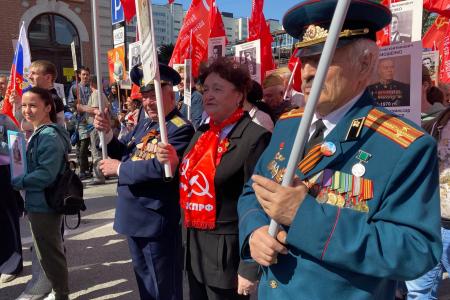 Тюменские коммунисты приняли участие в праздничном параде