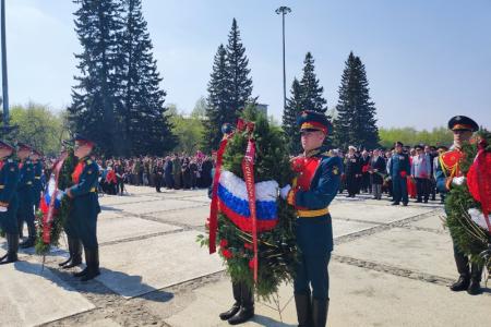 В Новосибирске огромное Знамя Победы пронесли к Монументу Славы