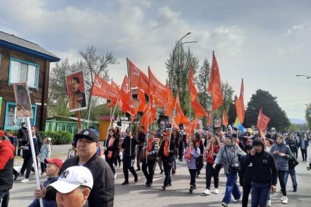 Республика Тува. Коммунисты и комсомольцы приняли участие в шествии бессмертного полка