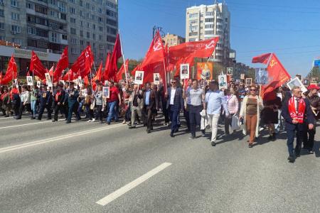 Тюменские коммунисты приняли участие в праздничном параде