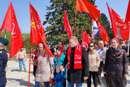 В Новосибирске огромное Знамя Победы пронесли к Монументу Славы