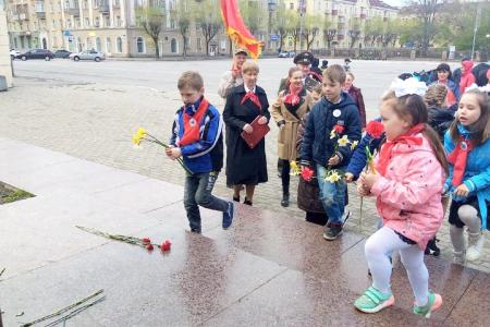 Вологодская область. Пионерская линейка в Череповце проведена при поддержке КПРФ и женского движения «Надежда России»
