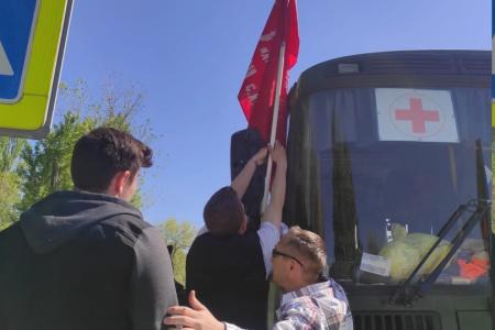 Крым. Комсомольцы Армянска поздравили военнослужащих