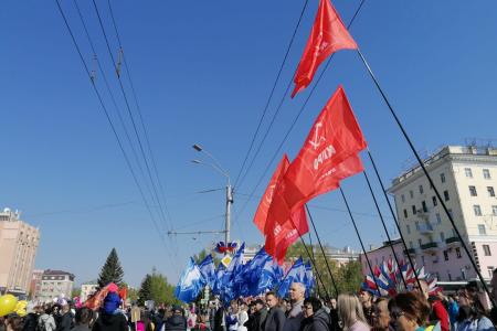 Коммунисты в Барнауле напомнили, какого цвета были знамена Солдат-Победителей