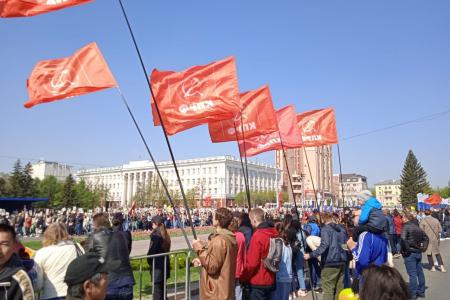 Коммунисты в Барнауле напомнили, какого цвета были знамена Солдат-Победителей
