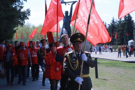 День Победы в Омской области. Коммунисты прошли торжественным шагом по Аллее Памяти