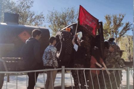 Крым. Комсомольцы Армянска поздравили военнослужащих