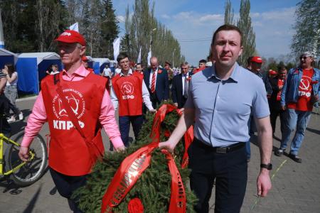 День Победы в Омской области. Коммунисты прошли торжественным шагом по Аллее Памяти