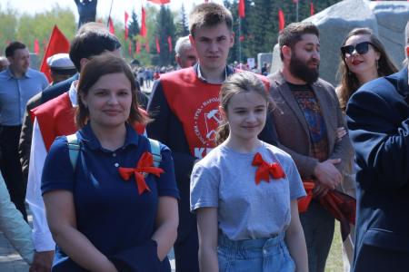 День Победы в Омской области. Коммунисты прошли торжественным шагом по Аллее Памяти
