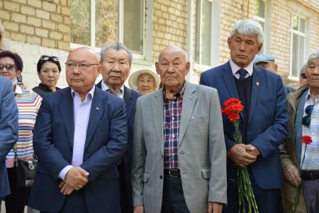 Первый секретарь Калмыцкого рескома партии Николай Нуров принял участие в открытии мемориальной доски памяти Павла Годаева