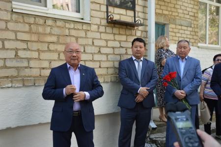 Первый секретарь Калмыцкого рескома партии Николай Нуров принял участие в открытии мемориальной доски памяти Павла Годаева