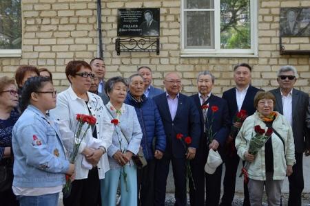 Первый секретарь Калмыцкого рескома партии Николай Нуров принял участие в открытии мемориальной доски памяти Павла Годаева