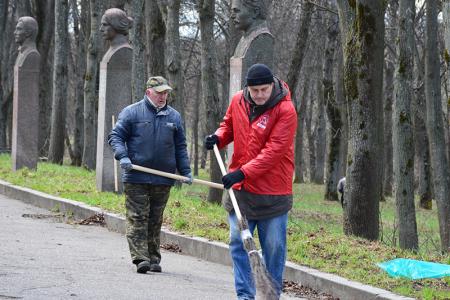 В преддверии Первомая ивановские коммунисты провели субботник на Мемориале «Красная Талка»