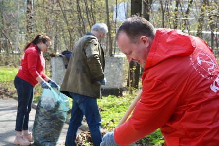 Ивановские коммунисты провели субботник на мемориале «Кладбище старых большевиков»