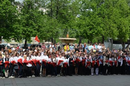 100 лет Пионерии: В Новосибирске более 300 детей из 15 школ повязали красные галстуки и вскрыли 50-летнюю «капсулу времени»
