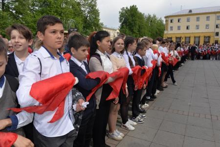 100 лет Пионерии: В Новосибирске более 300 детей из 15 школ повязали красные галстуки и вскрыли 50-летнюю «капсулу времени»