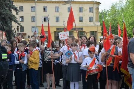100 лет Пионерии: В Новосибирске более 300 детей из 15 школ повязали красные галстуки и вскрыли 50-летнюю «капсулу времени»