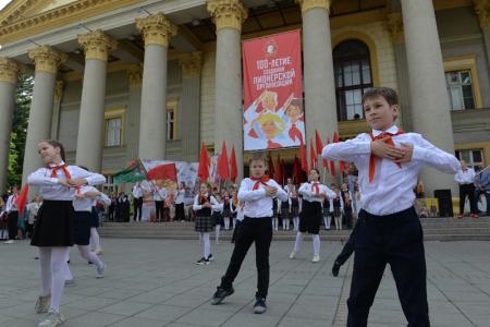 100 лет Пионерии: В Новосибирске более 300 детей из 15 школ повязали красные галстуки и вскрыли 50-летнюю «капсулу времени»