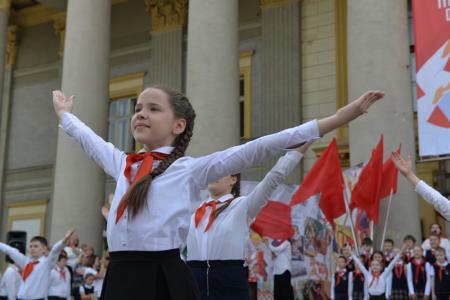 100 лет Пионерии: В Новосибирске более 300 детей из 15 школ повязали красные галстуки и вскрыли 50-летнюю «капсулу времени»