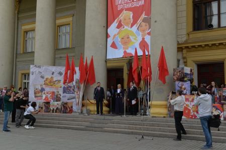 100 лет Пионерии: В Новосибирске более 300 детей из 15 школ повязали красные галстуки и вскрыли 50-летнюю «капсулу времени»