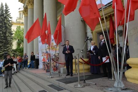 100 лет Пионерии: В Новосибирске более 300 детей из 15 школ повязали красные галстуки и вскрыли 50-летнюю «капсулу времени»