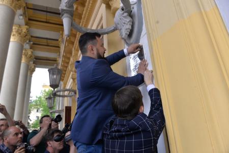 100 лет Пионерии: В Новосибирске более 300 детей из 15 школ повязали красные галстуки и вскрыли 50-летнюю «капсулу времени»