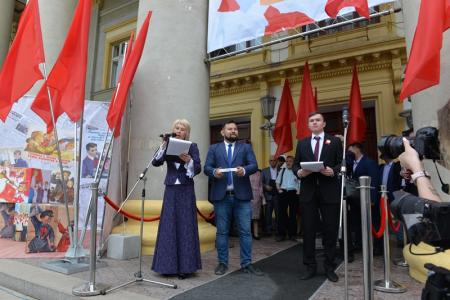 100 лет Пионерии: В Новосибирске более 300 детей из 15 школ повязали красные галстуки и вскрыли 50-летнюю «капсулу времени»
