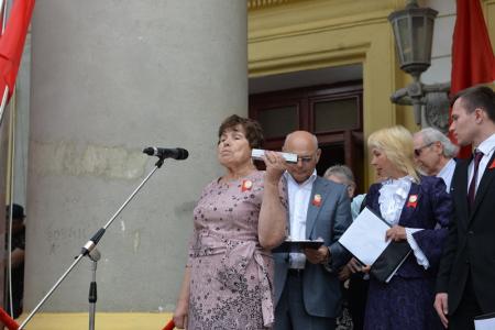 100 лет Пионерии: В Новосибирске более 300 детей из 15 школ повязали красные галстуки и вскрыли 50-летнюю «капсулу времени»